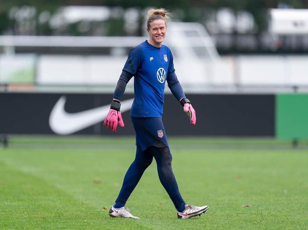 アリッサ・ナアーのインスタグラム：「All smiles being back with the team after 7 months and closing out 2020 with a win 🇺🇸」