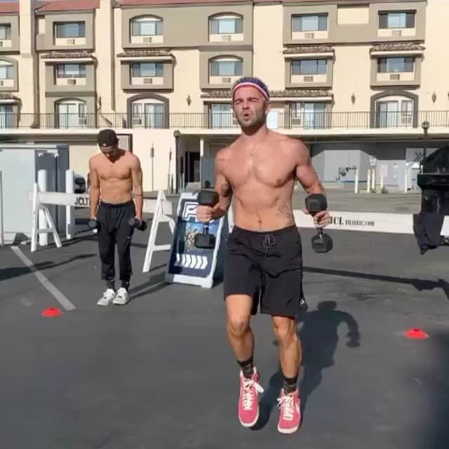 ジャック・グリフォーのインスタグラム：「Henry always keepin us honest ! ! 💪🏼 @f45_training_centralburbank」