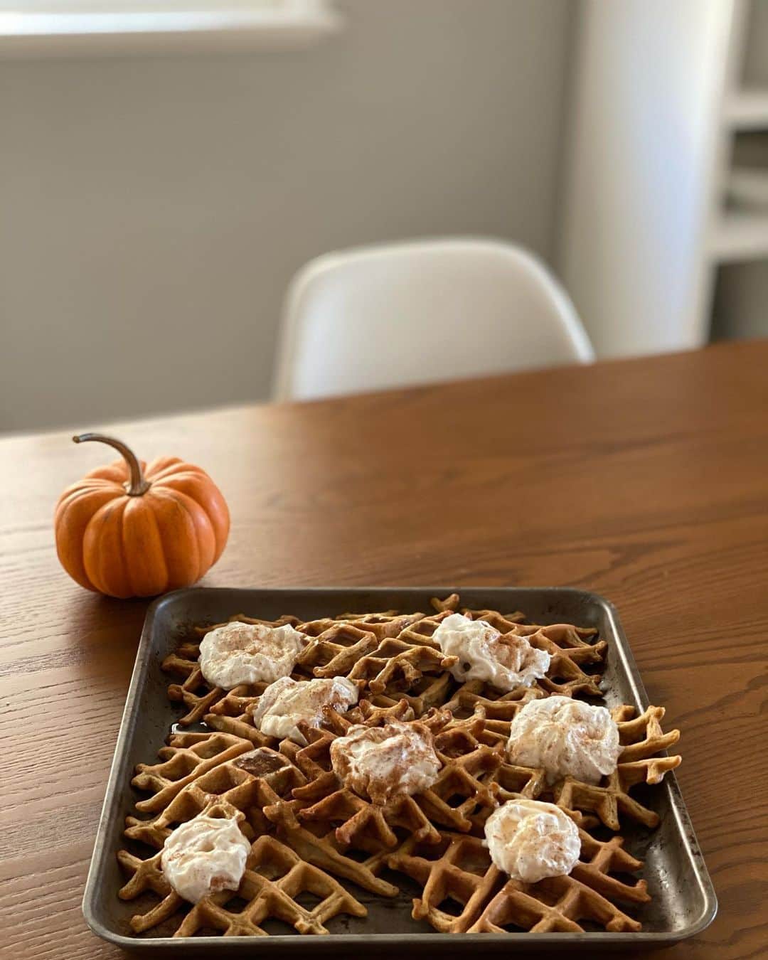 Antonietteさんのインスタグラム写真 - (AntonietteInstagram)「The end of Thanksgiving break. Kids and adults alike are already dreading Monday. 😆 Using the rest of my pumpkin purée to make these these pumpkin spiced waffles. Topped with lots of syrup and whipped cream, ohh yeah, these were gourd. 🎃 After eating the waffles I had hopes of a vigorous, energized Sunday consisting of weed pulling and laundry folding! Yay! Instead everyone in the household was curled up in front of the tv watching, “Elf” for the umpteenth time...and that’s fine too. 🎄🥰」11月30日 3時29分 - antoniette714