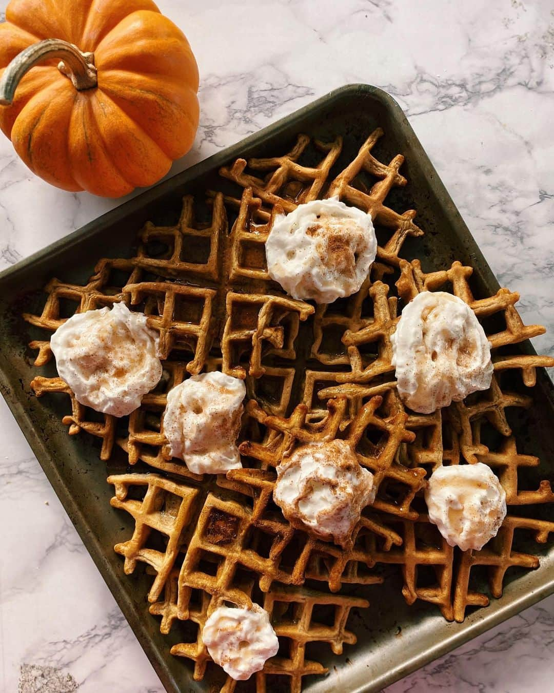 Antonietteのインスタグラム：「The end of Thanksgiving break. Kids and adults alike are already dreading Monday. 😆 Using the rest of my pumpkin purée to make these these pumpkin spiced waffles. Topped with lots of syrup and whipped cream, ohh yeah, these were gourd. 🎃 After eating the waffles I had hopes of a vigorous, energized Sunday consisting of weed pulling and laundry folding! Yay! Instead everyone in the household was curled up in front of the tv watching, “Elf” for the umpteenth time...and that’s fine too. 🎄🥰」