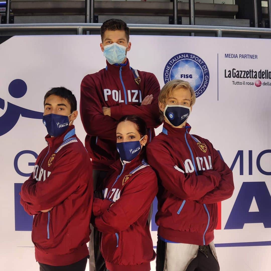 ニコーレ・デラ・モニカのインスタグラム：「Finalmente possiamo dichiarare aperta anche per noi questa strana stagione!  Sempre fieri di rappresentare le @fiammeoromoena insieme ai nostri "piccoli" grandi uomini 💪🔥👮🏼‍♀️ #dellamonicaguarise #fiammeoromoena #fisg4passion #figureskating #teammates #granpremioitalia #egna」