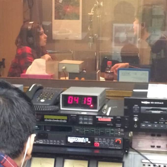 ユリコ・タイガーさんのインスタグラム写真 - (ユリコ・タイガーInstagram)「🇯🇵 ラジオ　『声だけで気持ちを伝える』 2016年から2017年まで、立川こしらさんと一緒に東京タワーの近くにあるラジオ放送局で働いた。「COOL JAPAN」という番組だった。 台本のおかげで日本語の上達できた。日本人は優しくて日本語の間違えに気づかないし、私の簡単に声を変える才能を評価してくれる。例えば真面目な声から、可愛い声になるのが簡単にできる。またラジオ放送局での経験できればいいなぁ　 声優としての経験もできたらいいなぁ。  🇬🇧 ℝ𝔸𝔻𝕀𝕆 ℂ𝕠𝕞𝕞𝕦𝕞𝕚𝕔𝕒𝕥𝕚𝕟𝕘 𝕤𝕠𝕞𝕖𝕥𝕙𝕚𝕟𝕘 𝕠𝕟𝕝𝕪 𝕨𝕚𝕥𝕙 𝕞𝕪 𝕧𝕠𝕚𝕔𝕖  Many don’t know that I’ve worked near the Tokyo Tower for a year, from 2016 to 2017, in a radio station. I hosted the program with Tatekawa Koshira, famous in Japan for his monologues and storytelling (art named “Rakugo”). Our program was “Cool Japan”.  My Japanese improved a lot thanks to this job, and the continuous effort to follow the script.  Over the years I came to the conclusion though that it doesn’t really matter how many errors I make, most appreciate the way I express myself and my ability to change pitch, from a dark one to a light one (which is perceived as more kawaii).  I’d really like to work at a radio station again!  🇮🇹 ℝ𝔸𝔻𝕀𝕆 𝕋𝕣𝕒𝕤𝕞𝕖𝕥𝕥𝕖𝕣𝕖 𝕢𝕦𝕒𝕝𝕔𝕠𝕤𝕒 𝕤𝕠𝕝𝕠 𝕔𝕠𝕟 𝕝𝕒 𝕧𝕠𝕔𝕖  Molti non sanno che ho lavorato poco distante dalla Tokyo Tower per un anno, in una stazione radio. Affiancavo Tatekawa Koshira un personaggio conosciuto in Giappone per i suoi monologhi (l’arte si chiama “Rakugo”) . Il nostro programma si chiamava "Cool Japan".  La mia parlata giapponese era migliorata moltissimo grazie al continuo sforzo per seguire i copioni che mi venivano assegnati. Nel tempo però ho capito che i giapponesi non badano agli errori che tutt'ora commetto ma apprezzano la mia capacità di cambiare facilmente e frequentemente tono di voce, da più cupo a molto acuto (per loro kawaii). Mi piacerebbe tornare a lavorare in radio o poter doppiare!  #cooljapan #cooljapantv #radio #radiodeejay #radiohost #radiohosts #shorthairmanga #japan #tokyo #tokyotower #tokyoradio #model #modeling #modella #modellife #ユリコタイガー #クールジャパン #モデル #外国人モデル #モデル撮影 #モデル女子 #ラジオパーソナリティー #ラジオパーソナリティ #ラジオ #東京タワー」11月30日 3時48分 - yurikotiger