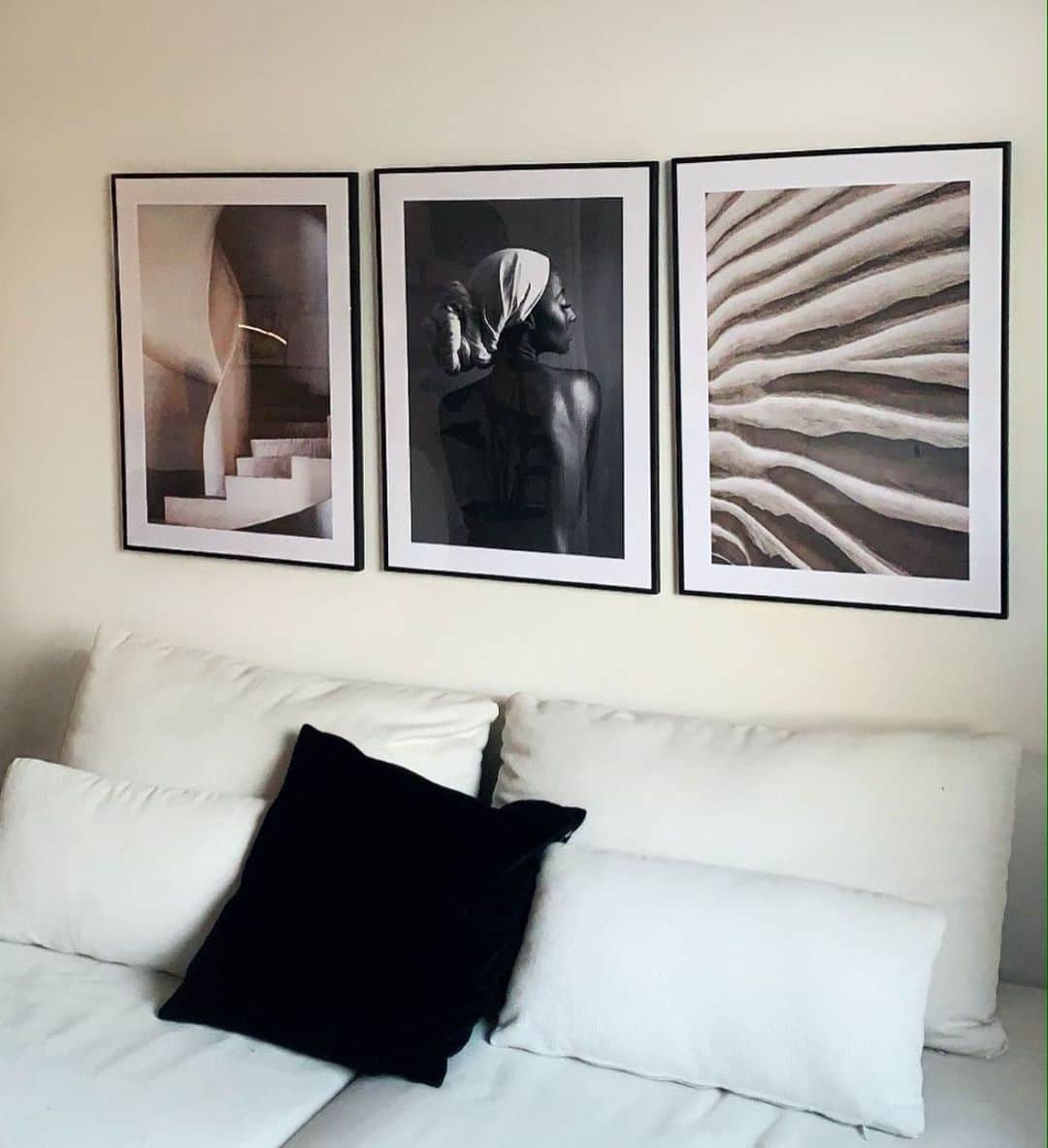 ファニー・リックマンのインスタグラム：「Some beautiful new wall art in my apartment 🖤 Just nu har Desenio en Black Friday-rea på 35% - och med min kod FANNY10 får du 10% extra rabatt på posters! Gäller endast till midnatt den 30e november! (Koden gäller inte på ramar, handpicked eller personliga posters)」