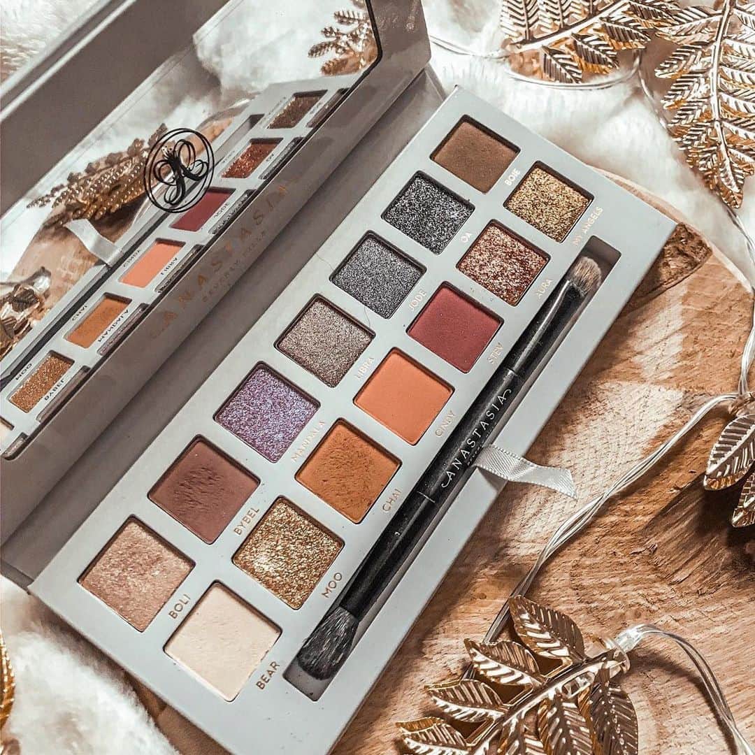 Anastasia Beverly Hillsさんのインスタグラム写真 - (Anastasia Beverly HillsInstagram)「Last chance to get the Carli Bybel palette before it’s sold out✌🏼Final day of our Black Friday Event is today. 30% OFF ALL PALETTES. Free Vault with purchase of 2 palettes 🎁⁣ ⁣ 📸- @little.red.grl ⁣ ⁣ #anastasiabeverlyhills」11月30日 3時46分 - anastasiabeverlyhills