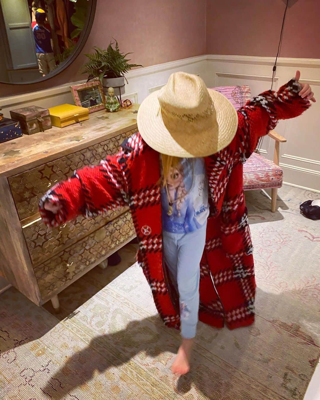 ファーン・コットンのインスタグラム：「Just had what we like to call in this house a ‘Bowie bath’  David Bowie on loud. Post bath the kids dressed up in my coats and hats and had a pre bed dance. #bowie ⚡️」