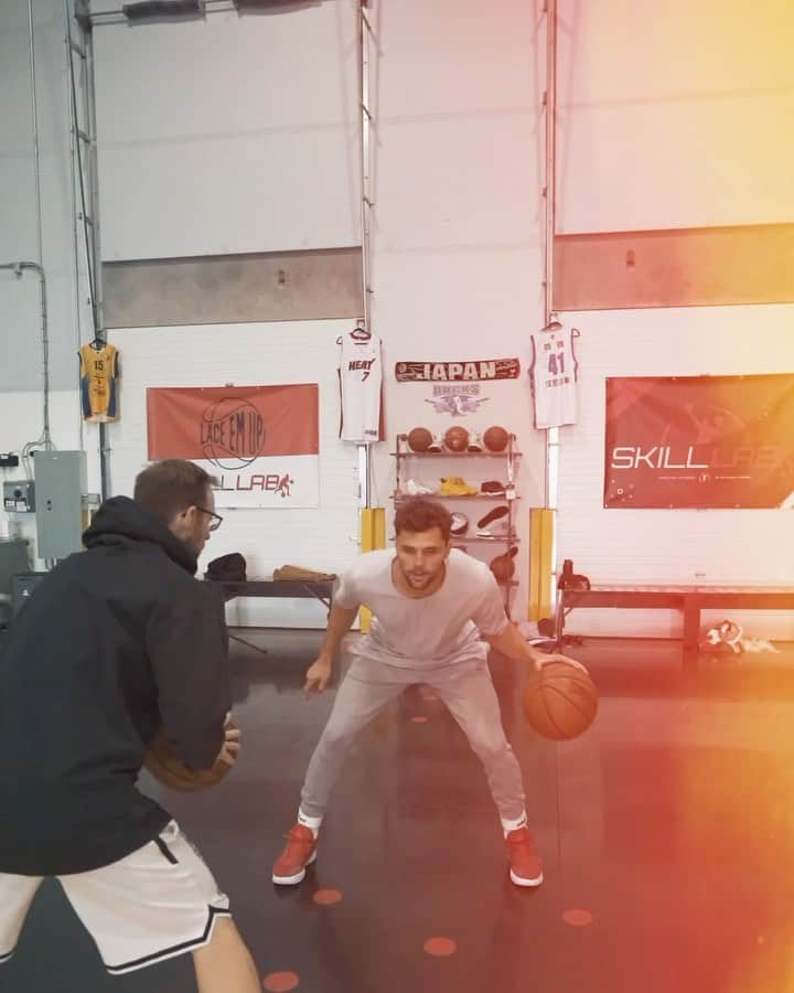 ラウル・ネトのインスタグラム：「Thanks for getting me ready for the season! I appreciate your hard work @lacemupbasketball 🏀🏀  🎥: @sk8orjuan」