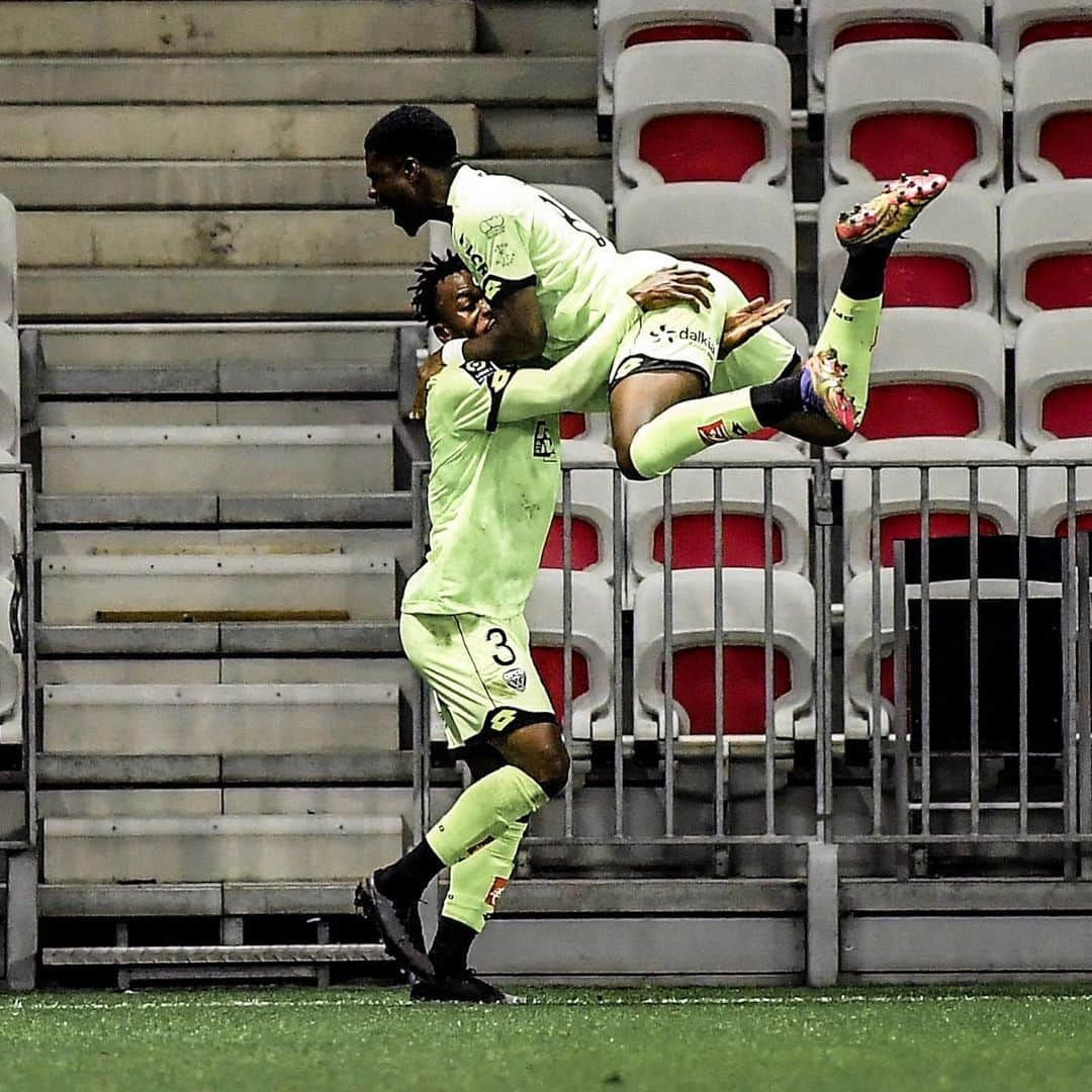 リーグ・アンさんのインスタグラム写真 - (リーグ・アンInstagram)「🆚 #OGCNDFCO (1-3) 🙌 Enfin ! Le @dfco_officiel bat l'@ogcnice et signe sa première victoire de la saison 💪 !  Finally! Dijon beat Nice to get their win of the season! • • #Ligue1UberEats #DFCO #DijonFCO #AllianzRiviera」11月30日 3時53分 - ligue1ubereats