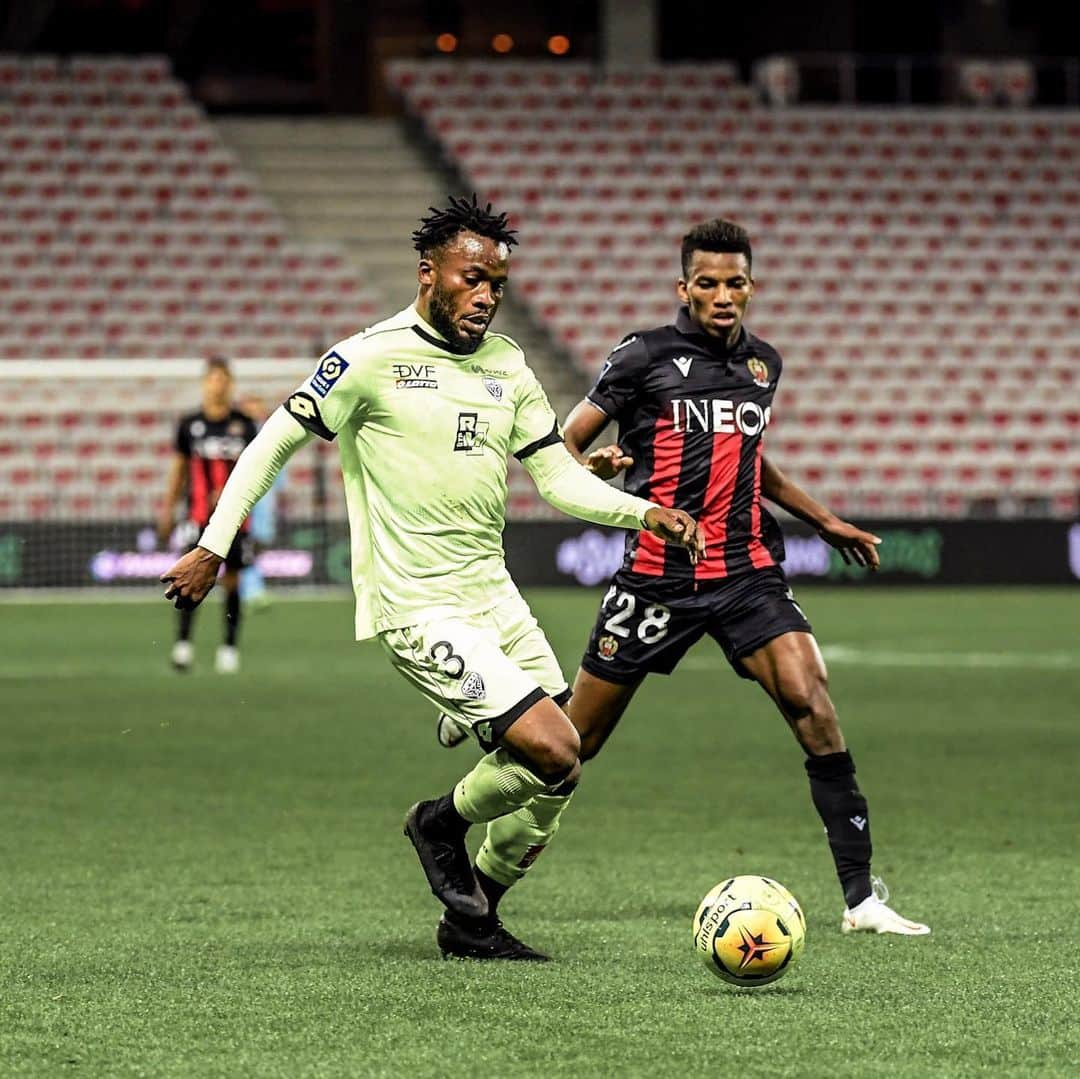 リーグ・アンさんのインスタグラム写真 - (リーグ・アンInstagram)「🆚 #OGCNDFCO (1-3) 🙌 Enfin ! Le @dfco_officiel bat l'@ogcnice et signe sa première victoire de la saison 💪 !  Finally! Dijon beat Nice to get their win of the season! • • #Ligue1UberEats #DFCO #DijonFCO #AllianzRiviera」11月30日 3時53分 - ligue1ubereats