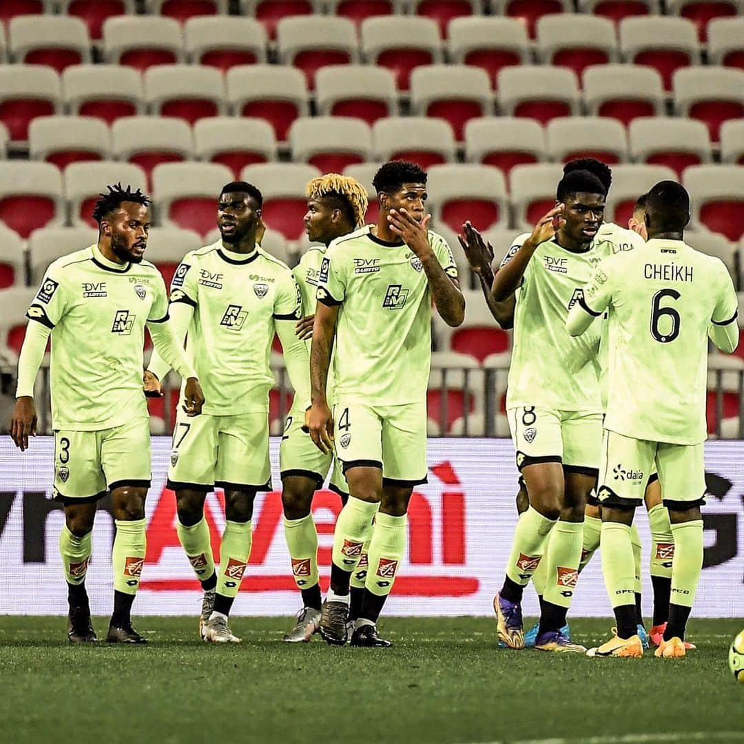 リーグ・アンさんのインスタグラム写真 - (リーグ・アンInstagram)「🆚 #OGCNDFCO (1-3) 🙌 Enfin ! Le @dfco_officiel bat l'@ogcnice et signe sa première victoire de la saison 💪 !  Finally! Dijon beat Nice to get their win of the season! • • #Ligue1UberEats #DFCO #DijonFCO #AllianzRiviera」11月30日 3時53分 - ligue1ubereats