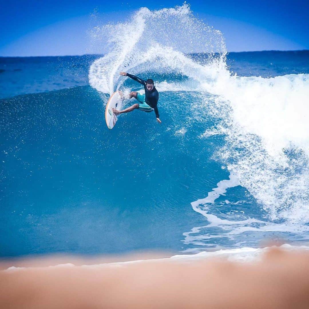 アドリアーノ・デ・ソウザのインスタグラム：「Mais uma sequencia do @lemosimages no Off the wall 🤗 @chilli_surfboards」