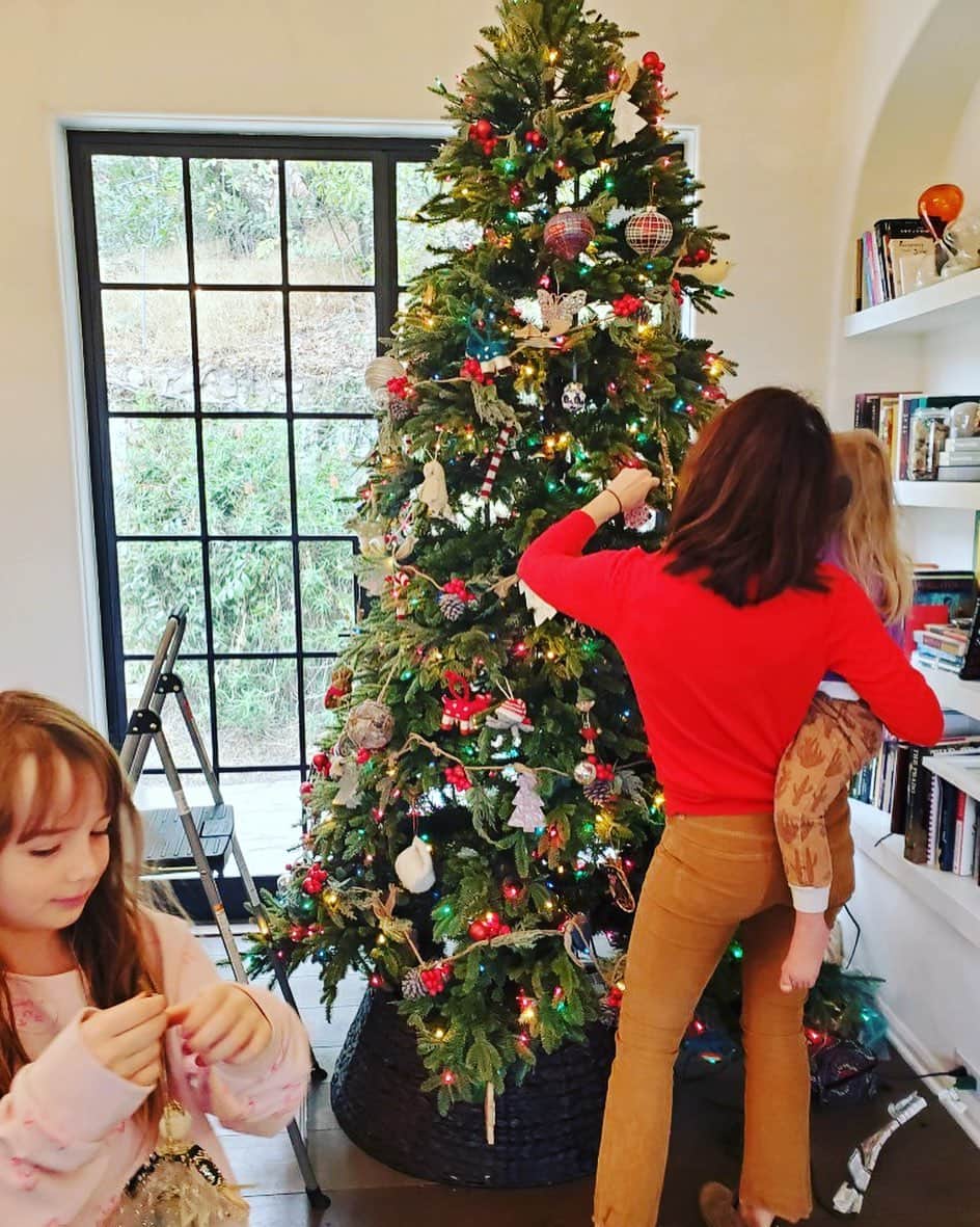 カテリーナ・スコーソンのインスタグラム：「And then it was Christmas. And it turned out that babies were bigger than kings and love was greater than death. ❤️🎄」