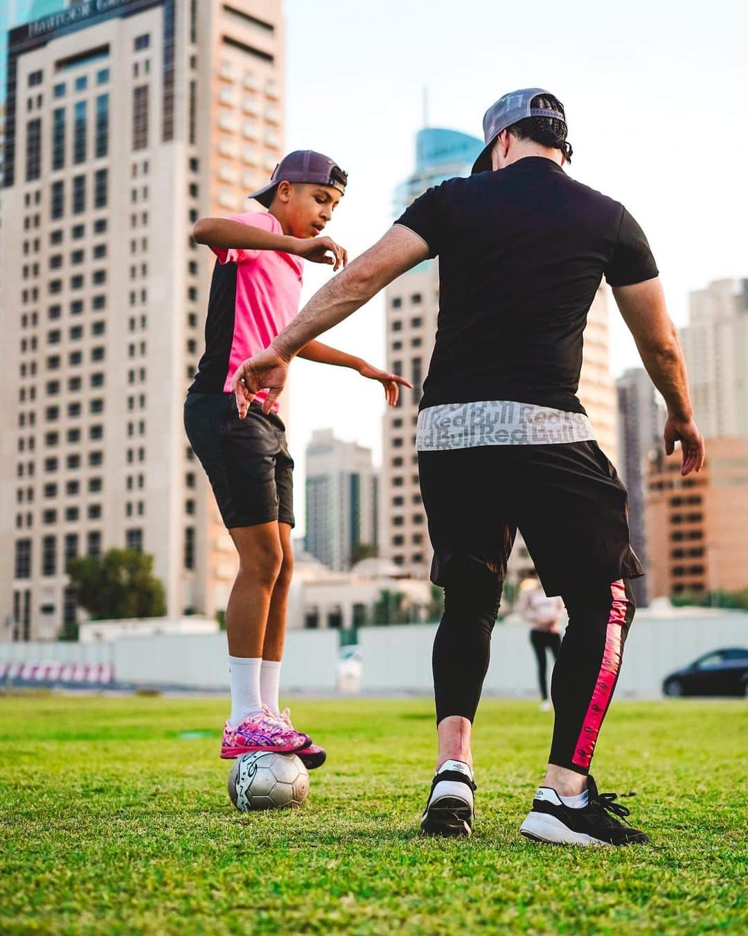 ショーン・ガルニエのインスタグラム：「TRANSMISSION ⚽️🤙🏻🔥(Mr Miyagi mode) Would you like to be  my student ? @mehdi_amri_10 amazing talent」
