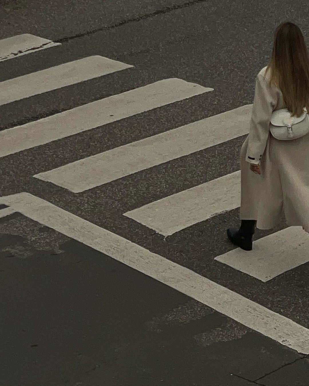のインスタグラム：「Crossing」