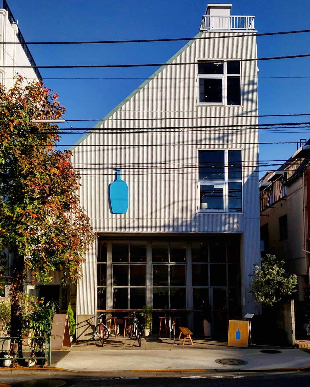 CAFE-STAGRAMMERさんのインスタグラム写真 - (CAFE-STAGRAMMERInstagram)「Good bye November, Hello Blue bottle coffee and Blue sky.  あおい空、秋のおわりとブルーボトルコーヒー♪ #中目黒 #カフェ #☕ #cafe #nakameguro #tokyocafe #cafetyo #中目黒カフェ #ブルーボトルコーヒー #ブルーボトルコーヒー中目黒 #bluebottlecoffee #bluebottlecoffeenakameguro #Bluebottle」11月30日 4時03分 - cafetyo