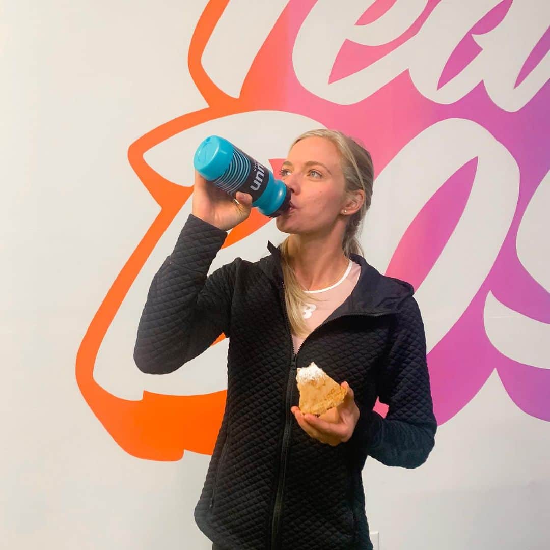 エマ・コバーンさんのインスタグラム写真 - (エマ・コバーンInstagram)「Name a better combo than Nuun & Pie 🥧 🤣🤩 Hydrate, workout, protein drink, lift weights....and then end with more @nuunhydration and pie from @milkbarstore #stayhydrated #nuunlife」11月30日 4時03分 - emmacoburn