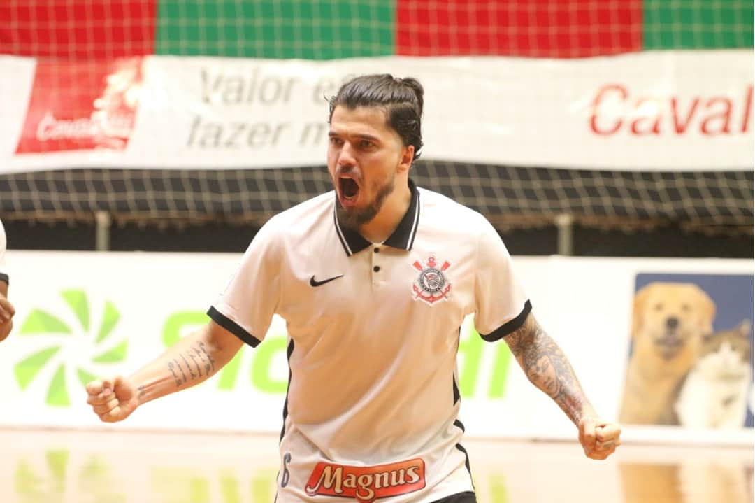 コリンチャンスさんのインスタグラム写真 - (コリンチャンスInstagram)「É O CAMPEÃO DOS CAMPEÕES!!!!⠀ ⠀ Em grande dia dos goleiros Careca e Obina, o @sccorinthians.futsal derrotou o Pato Futsal nos pênaltis por 5 a 4 e conquistou o bicampeonato da Supercopa de Futsal! Parabéns ao elenco alvinegro! 🏆⚫⚪⠀ ⠀ 📸 Edson Castro⠀ ⠀ #CorinthiansFutsal ⠀ #VaiCorinthians」11月30日 4時14分 - corinthians