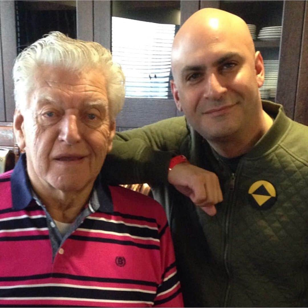 マイケル・ベンヤアーのインスタグラム：「#RIPDavidProwse I woke up this morning to the sad news, that actor #davidprowse who physically portrayed #darthvader in #starwars has gone to the other side. Reflecting back on the impromptu and lovely breakfast I had with him in 2013, at a Winnipeg convention where we were both appearing, I recall the behind the scenes stories he shared with me, and afterwards my inner 10 year old #starwarsfan was so excited, I even got an autographed picture. Rest easy #mrprowse your performance was iconic and will live on.  #usetheforce #maytheforcebewithyou」