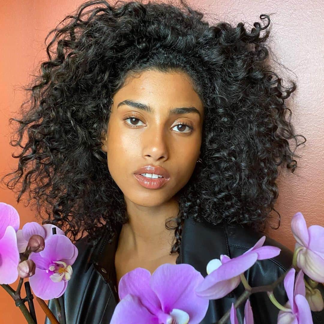Vogue Beautyさんのインスタグラム写真 - (Vogue BeautyInstagram)「A flawless complexion is that much better paired with fresh florals. Tap the link in our bio to see more of this week's most inspiring beauty moments.  #regram @imaanhammam」11月30日 4時10分 - voguebeauty