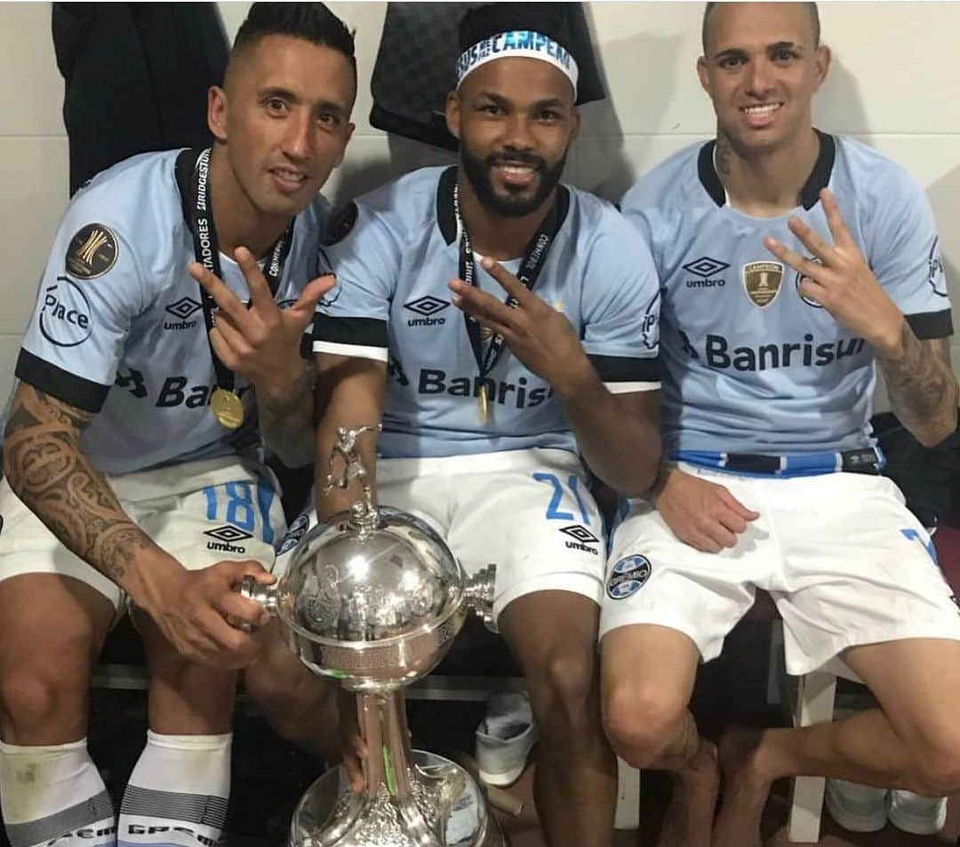 ルーカス・バリオスのインスタグラム：「Tri de América 🏆🏅 3 anos passaram !! inesquecível ⚽️⚽️🔵⚫️⚪️LB#18」