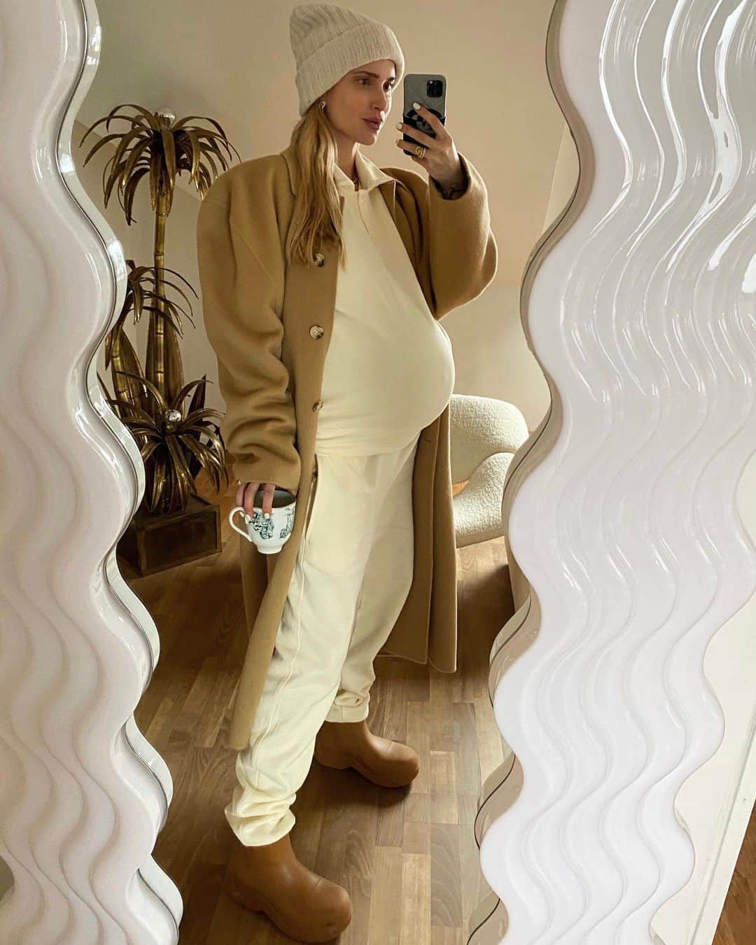 ペニーレ・タイスベックのインスタグラム：「3 months of belly dancing in front of the mirror 🤰🏼 From heels and minidresses to something more comfy and casual...  Dressing for ✌🏼 isn’t easy, but once you let the bump out it’s worth the extra time♥️」