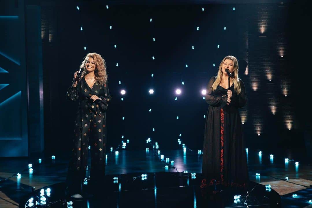 トーライ・ケリーのインスタグラム：「tomorrow!! kelly clarkson!! singing!! christmas!! yay!! 😍✨🎄@kellyclarksonshow」