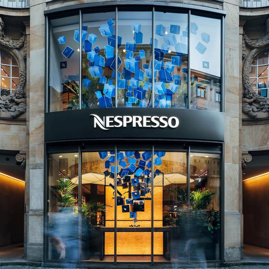 Nespressoのインスタグラム：「The holidays are just around the corner. 🎁  Offer your loved ones the perfect gift. Come by our boutiques and discover Variations Italia our limited edition coffees inspired by authentic Italian tradition.  If you pass by these lovely #NespressoWindows, don’t forget to say hello and tag us in your boutique moments.  📍Munich, Germany  #Nespresso #CasaNespresso」