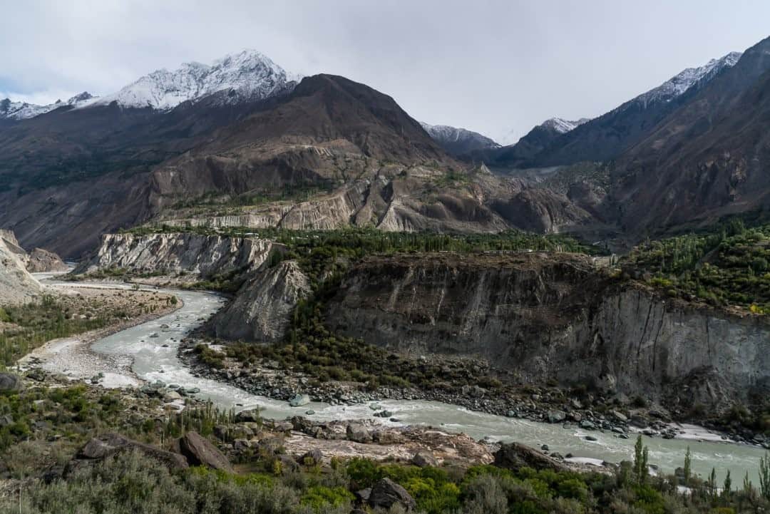 National Geographic Travelさんのインスタグラム写真 - (National Geographic TravelInstagram)「Photo by Brendan Hoffman @hoffmanbrendan / The Hunza River winds through Gilgit-Baltistan in northern Pakistan. The Hunza area, with incredible scenery and trekking opportunities, is one of the most popular and tourist-friendly parts of Pakistan. Follow me @hoffmanbrendan for more human stories from around the world. #hunza #gilgitbaltistan #pakistan」11月30日 4時37分 - natgeotravel