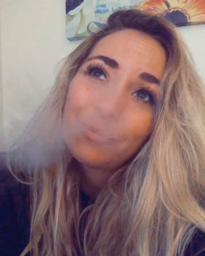 Sydney A Malerのインスタグラム：「I’m Quitting nicotine starting tomorrow. So the Snap Rants should be intense this week 😂😂😂 👻Sydneyamalerr (2R’s) #Smokeumifyougotum #WishMeLuck 😂」