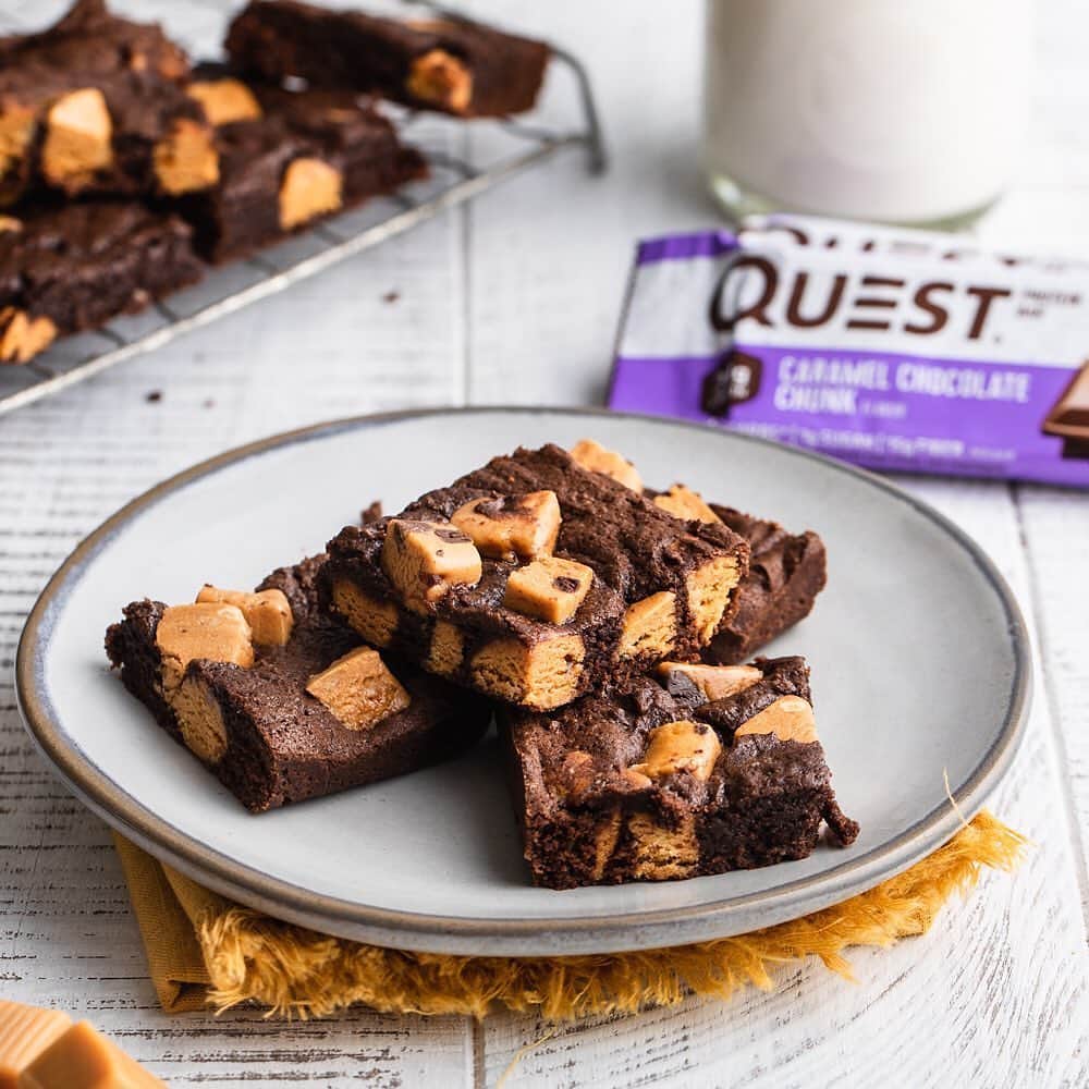 questnutritionさんのインスタグラム写真 - (questnutritionInstagram)「Questified Salted Caramel Brownies 😋🤩 • 👉 FULL RECIPE LINK IN BIO (swipe left from 1st card to 2nd card) 👈 • Per serving: 6g protein, 12g carb, 4.5g fat. (4g net carbs) #OnaQuest #QuestNutrition #Questify」11月30日 4時42分 - questnutrition