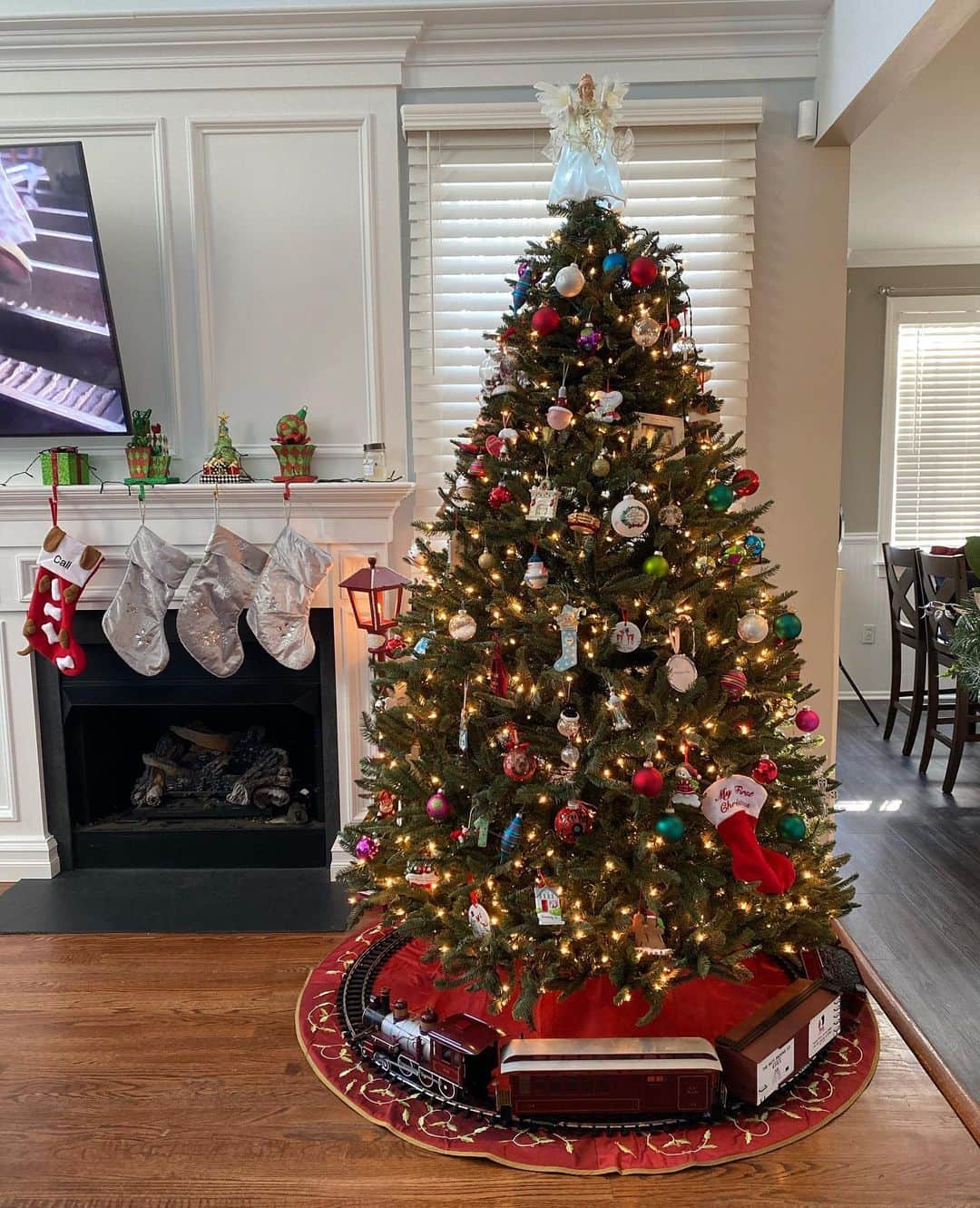 ディーナ・ニコール・コルテーゼのインスタグラム：「The Buckner Family Christmas Tree 🎄 we had so much fun decorating with little CJ this year .. he was a pro ❤️ this year the tree is super special because my mom gave me my dads old Christmas train, I used to look forward  to helping my dad put it under our tree when I was young .. Now my husband and I get to put it under my tree with our son and next year with both our sons 🥰❤️ 🚂」