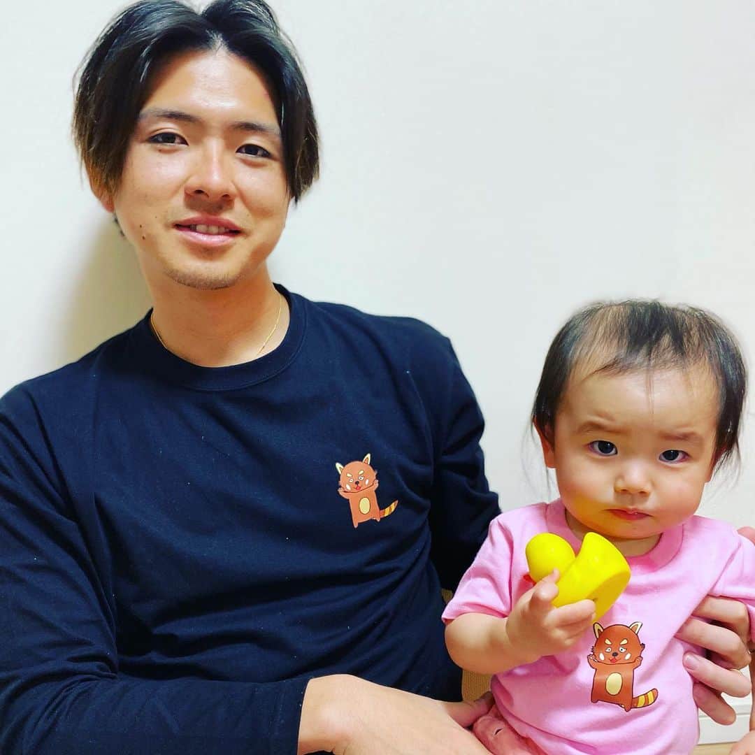 のインスタグラム：「カキさんにTシャツを送ってもらったのでしゃーなし投稿します笑  これから寒くなるのでロンTにしてもらいました😊 着心地良くていい感じです！ 娘もお揃いのレッサーパンダのTシャツをもらいました！ カキさんがデザインした割にはかわいいイラストで娘も似合ってます笑  皆さんもチェックしてみてください！  #上沢直之 #カキシード #新垣勇人 #レッサーパンダ」