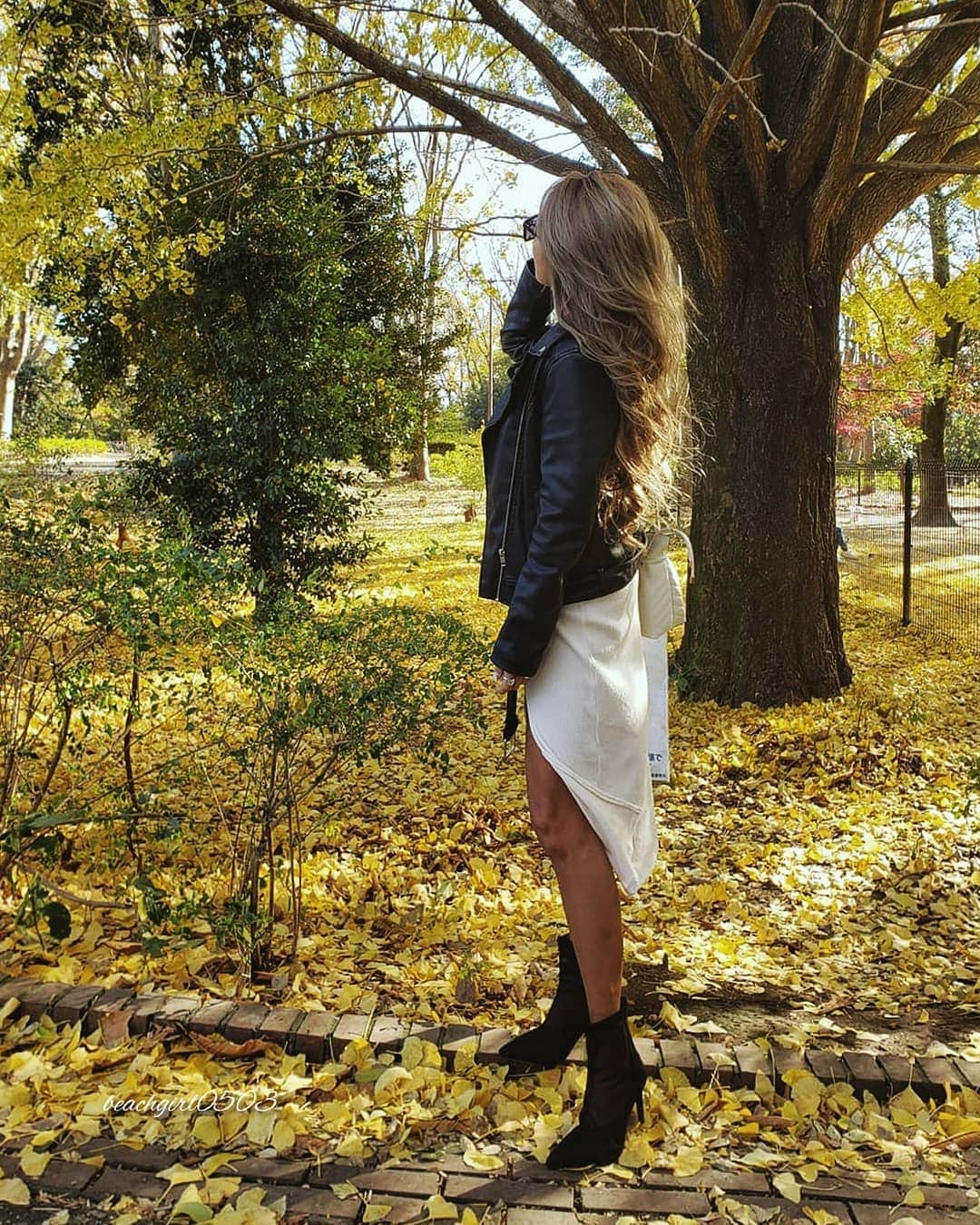 𝑵𝒐𝒓𝒊のインスタグラム：「. . . . . 秋色💛 𝚂𝚊𝚝, 𝙽𝚘𝚟𝚎𝚖𝚋𝚎𝚛 𝟸𝟾, 𝟸𝟶𝟸𝟶 . . . . #autumn #autumnfashion #fashion #style #coordinate #fashionstyle #instafashion #休日 #公園 #癒し #イチョウ #秋 #秋コーデ #コーディネート #ファッション #スタイル #大人女子 #大人可愛い #レザージャケット  #スナップミー #紅葉 #ファッションスナップ #プチプラコーデ #スカート #ブーツ #外国人風 #ロングヘア #ヘアスタイル #景色 #風景」