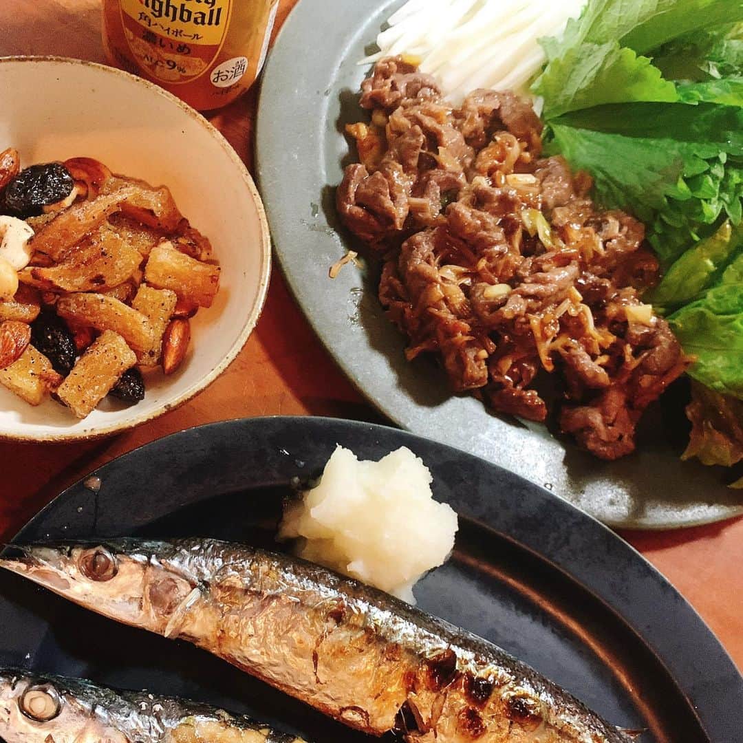谷口菜津子のインスタグラム：「晩酌 ・ ・ 3分クッキングに掲載されていた牛肉の甜麺醤炒め葉っぱ包、干し芋とレーズンとナッツをバターで炒めて塩胡椒したもの、真造さんの焼いた秋刀魚 ・ ・ 干し芋のやつはTwitterで見たレシピなんだけど干し芋がカリッとバターの風味になって酒に合う！本当に美味い。美味いよ。 #晩酌」
