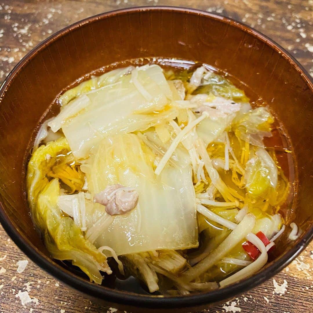 山田しょうこのインスタグラム：「豚こま白菜鍋！！ ぽん酢とまちがってごま油かけまくり😭 でも塩かけて食べたら意外とこおばしくて美味しかった！！ いつもの鍋の味に飽きたら『塩ごま油』 オススメです☺️ #鍋  #白菜  #豚肉  #ごま油 #塩」
