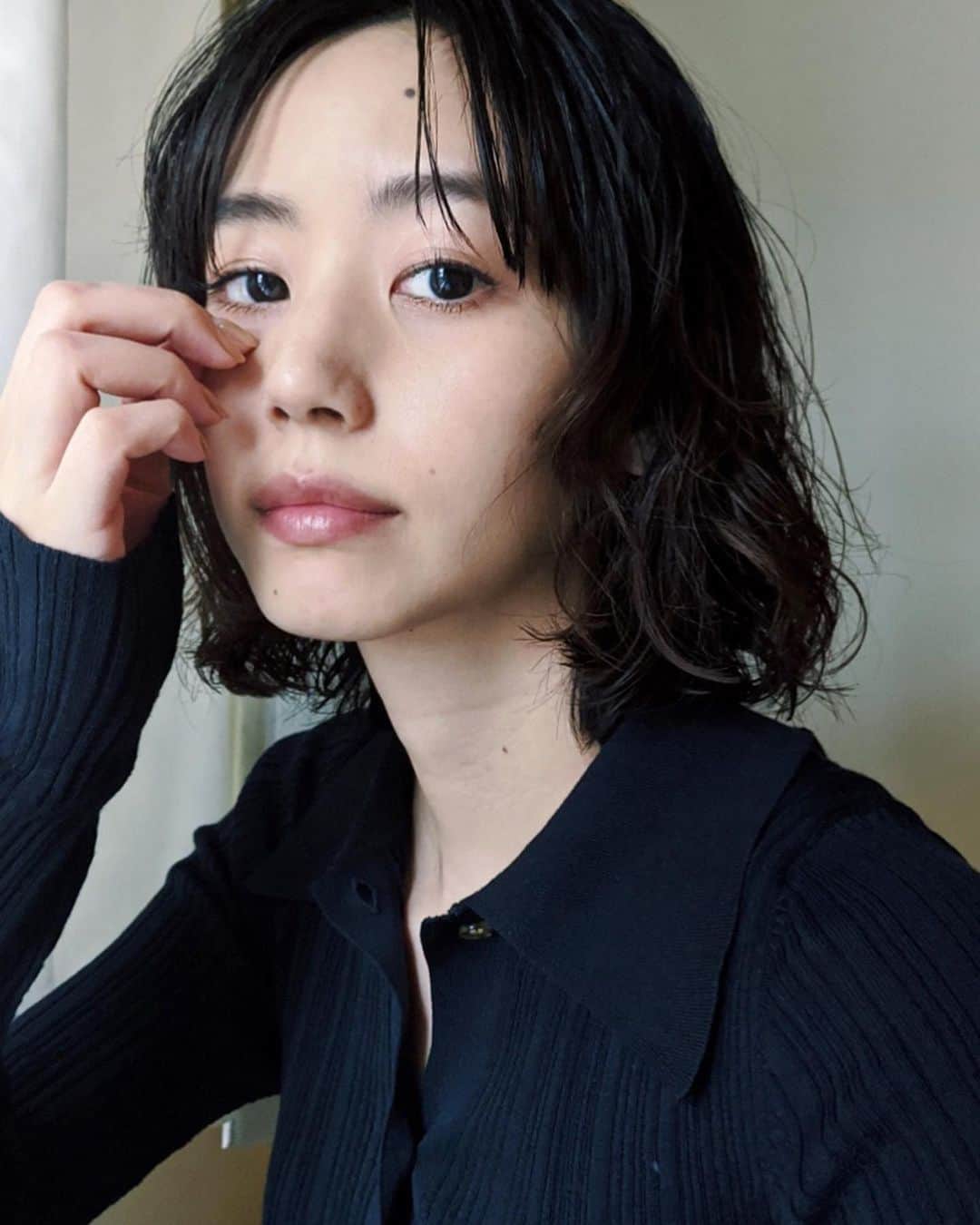 Shiho Sasakiのインスタグラム：「休日make💎 普段からメイクは基本薄めが好きだけど この日は目の下にゴールドラメ✨ @maccosmeticsjapan の スパークリング ゴールデン ブロンズ🥂 最近はマスクだからチークやリップもしてません🙅‍♀️ 顔が薄くなるので @addictionbeauty_official のペンシルでアイラインを引いてます✏️ #makeup」