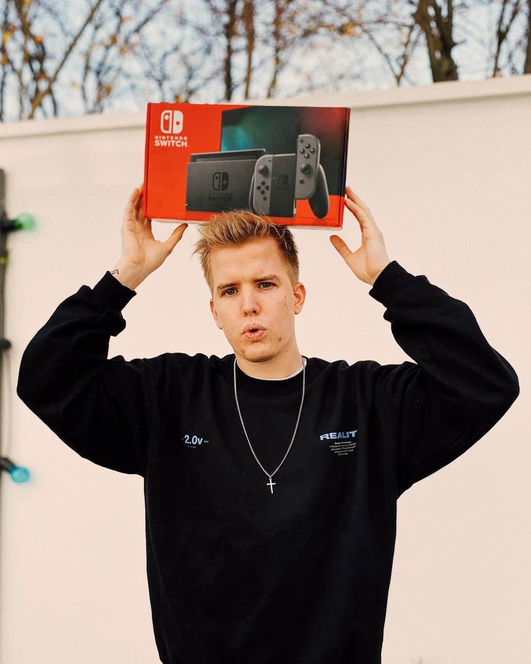 Kayefのインスタグラム：「#XMASMITKAYEF - Bock auf eine Nintendo Switch? Dann schnapp dir! Das Gewinnspiel ist für alle meine Follower 🙌🏻 Like und teile einfach diesen Post in deiner Story und makiere in den Kommentaren jemandem mit dem du zusammen zocken willst 🎮 VIEL GLÜCK!! 🎄——————————————————————— Teilnahmeschluss ist der 05.12.20 23:59 Uhr, der Gewinner wird öffentlich bekannt gegeben, somit erklärt sich jeder Teilnehmer damit einverstanden in meiner Story verlinkt zu werden, falls er per Zufall ausgelost wurde und gewinnt. Instagram oder Nintendo haben in keiner Weise etwas mit dem Gewinnspiel zu tun.」
