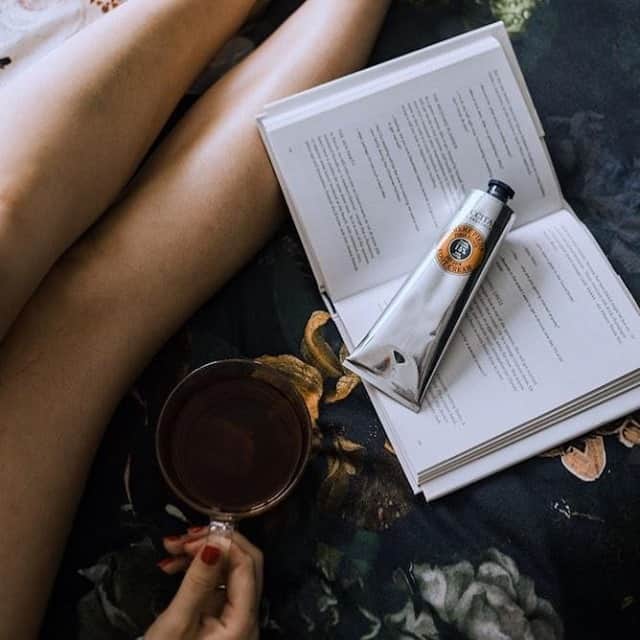 ロクシタンのインスタグラム：「Take a break – you’ve earned it. ✨⁣ ⁣ Today, why not make time to give your feet a rest and charge your mind with a new book? Use our Foot Cream for an extra restorative experience and allow yourself to relax and unwind. ⁣ ⁣ Image credit 📸: @by_christiana #SelfcareSunday #Relax #Reading #Loccitane」