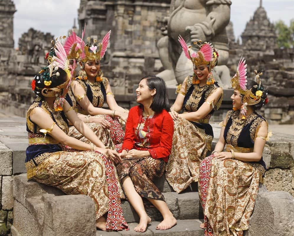 ジェニファー・ラヘル・ナタシャさんのインスタグラム写真 - (ジェニファー・ラヘル・ナタシャInstagram)「Kenalan sama  penari tradisional Jogja pas kemarin visit Candi Sewu, ayu2 banget mereka, sempet ngajarin aku nari tradisional juga dikit tapi ternyata susah ya hahaha 📸 : @roybw  #WonderfulIndonesia #DiIndonesiaAja #CandiSewu #yogyakarta」11月29日 20時00分 - rclnatasyaa