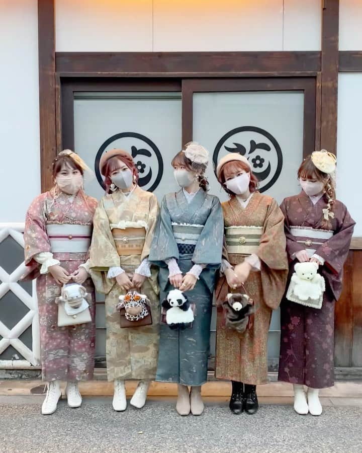 のインスタグラム：「ㅤ ㅤ #あやかなめぐやぎぽん 2days🤍 た〜のしかった〜〜〜💭💘 ㅤ ㅤ 1日目Villageの着物で浅草散策👘 2日目TDSで お揃いコートでダッフィーバウンド🐻と コートを脱いで101匹わんちゃんバウンド🐶🐾 ㅤ たくさん写真撮ったのでたんまりと載せますっ❕ お付き合いください👌🏻💕 ㅤ ㅤ ㅤ そしてついにフリマも1週間後だ😳❣️ 5人でたくさん準備してきたから 終わっちゃうのはなんか寂しいけど はやくフォロワーさんたちに 会いたいっ🎠💫 ㅤ たのしみです🥰 ㅤ ㅤ ㅤ ㅤ ㅤ ㅤ ㅤ ㅤ #kana_disney #東京ディズニーリゾート #東京ディズニーシー #ダッフィーバウンド #101匹わんちゃんバウンド #101匹わんちゃんコーデ #ディズニーコーデ #tokyodisneyresort #tdr #tokyodisneysea #tds #ヴィレッジ #浅草観光 #浅草着物レンタル #着物 #着物コーディネート #アンティーク着物 #villagetokyo #kimono #asakusa」