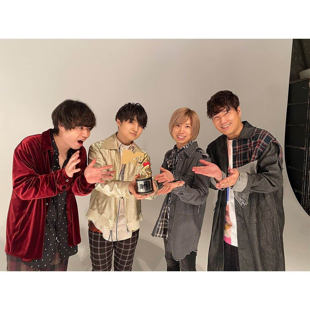 Hulu Japanさんのインスタグラム写真 - (Hulu JapanInstagram)「🎧MTV #VMAJ 2020 -THE LIVE-🎧﻿ 今日からHulu独占配信スタート‼️﻿ ﻿ 🏆出演アーティスト🏆﻿ #あいみょん﻿ #BABYMETAL﻿ #CreepyNuts﻿ #DISH﻿ #Egirls﻿ #瑛人﻿ #日向坂46﻿ #JO1﻿ #KingGnu﻿ #LittleGleeMonster﻿ #NiziU ﻿ #Official髭男dism﻿ #YOASOBI など」11月29日 20時01分 - hulu_japan