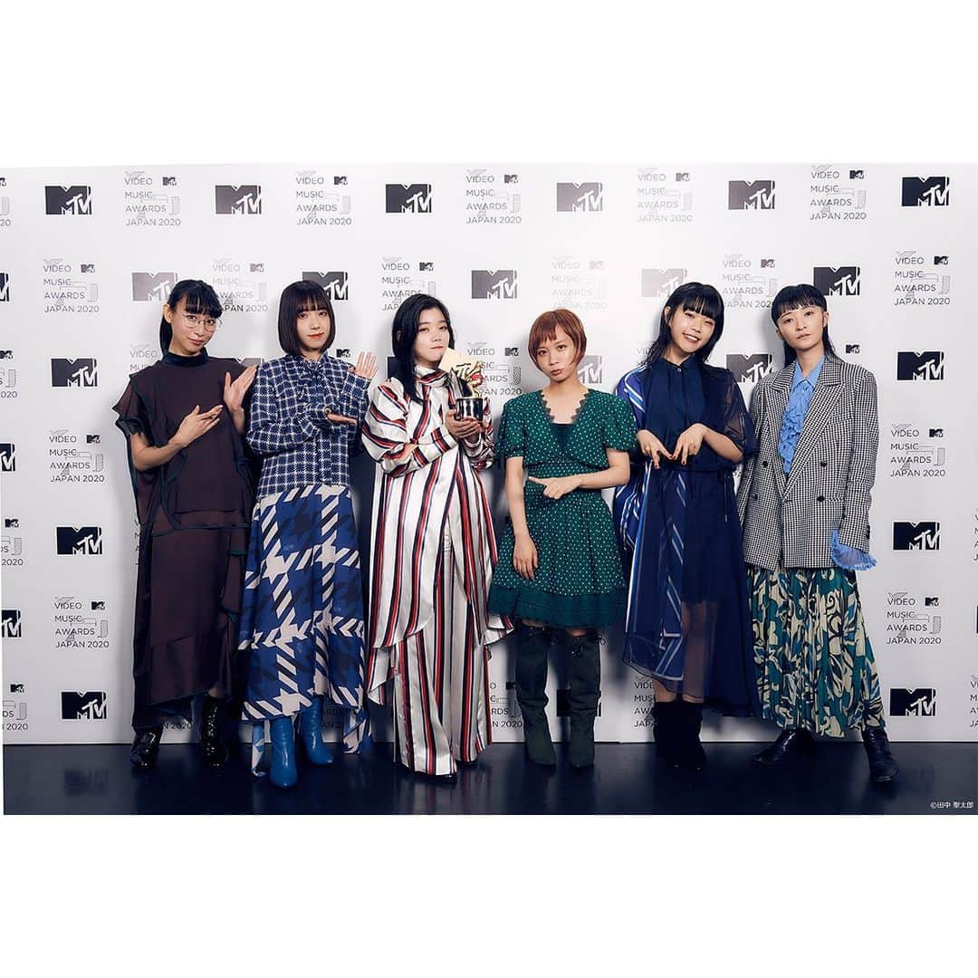 Hulu Japanさんのインスタグラム写真 - (Hulu JapanInstagram)「🎧MTV #VMAJ 2020 -THE LIVE-🎧﻿ 今日からHulu独占配信スタート‼️﻿ ﻿ 🏆出演アーティスト🏆﻿ #あいみょん﻿ #BABYMETAL﻿ #CreepyNuts﻿ #DISH﻿ #Egirls﻿ #瑛人﻿ #日向坂46﻿ #JO1﻿ #KingGnu﻿ #LittleGleeMonster﻿ #NiziU ﻿ #Official髭男dism﻿ #YOASOBI など」11月29日 20時01分 - hulu_japan