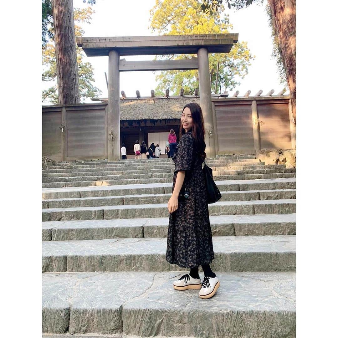 茨木菜緒のインスタグラム：「. ⛩伊勢神宮 少し早いけど、今年最後の参拝 1年の感謝の気持ちを込めて🙏 . 何回来ても伊勢神宮の空気感が凄く好き🌿 . #伊勢神宮 #伊勢 #外宮 #内宮 #神社 #power」