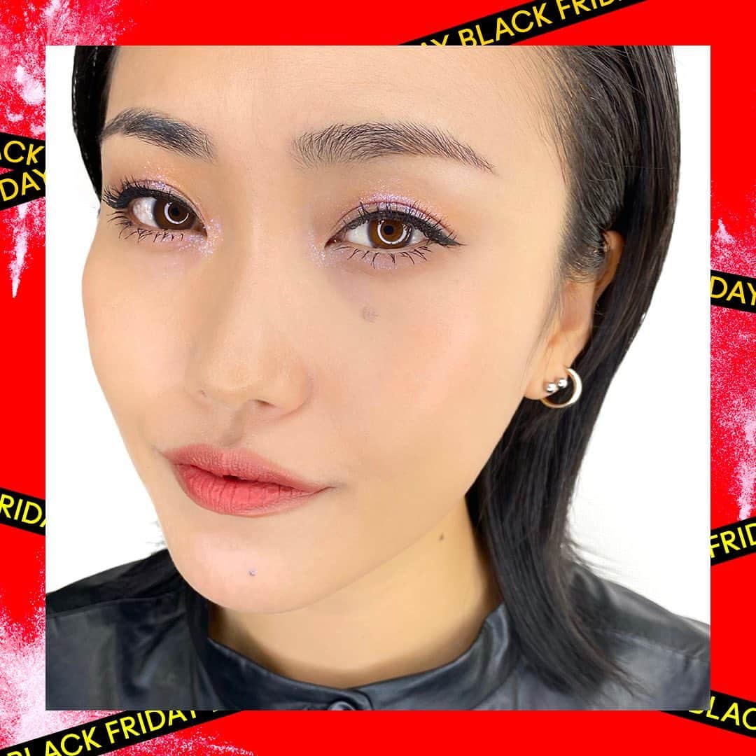 M∙A∙C Cosmetics Japanのインスタグラム：「【明日11/30(月) 23:59まで！】 公式オンラインサイトにて、ホリデー製品を除く全製品を20%OFFでお買い求めいただけます✨ #BlackFriday#ブラックフライデー ㅤ 人気のアイ＆リップ＆フェイス製品を使用したメイクルックをご紹介！使用製品は2枚目をチェック👉  ㅤ 【使用製品】 ＊EYES ☑︎ダズルシャドウ リキッド / ラブ ユア セルフ、ダイヤモンド クランブルズ ☑︎スモールアイシャドウ / コルク ☑︎ブラシストローク ライナー / ブラシブラック ＊LIPS ☑︎パウダー キス リップスティック / デボーテッド トゥ チリ ＊FACE ☑︎スタジオ フィックス フルイッド SPF 15 ☑︎エクストラ ディメンション スキンフィニッシュ / ショー ゴールド（ハイライト） ☑︎パウダー ブラッシュ / メルバ（チーク） ㅤ *実施期間：11月27日(金)12:00～30日(月)23:59」