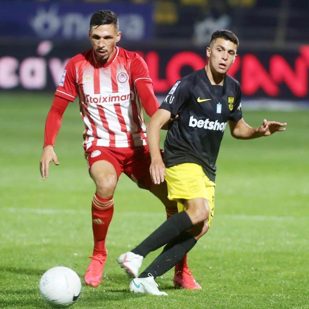 ヨゼ・ホレバスのインスタグラム：「Important win yesterday to sit on top of the table ,but we go again on Tuesday another important game for us ! 🔴⚪️👊🏽 #superleaguegreece #ucl #focus」