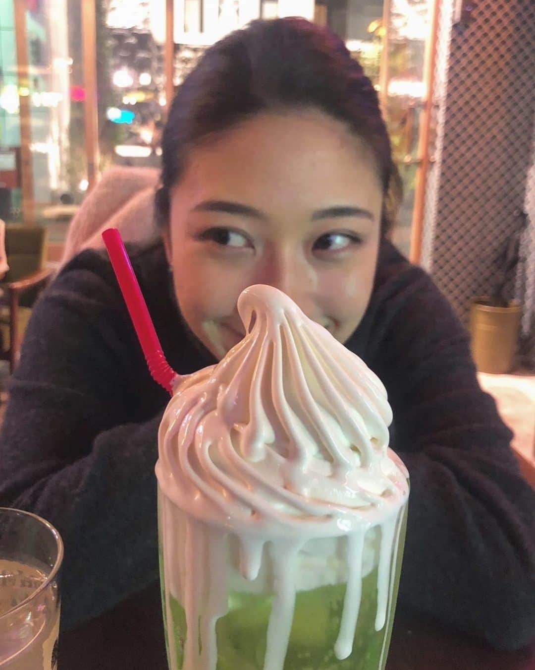 松田和佳さんのインスタグラム写真 - (松田和佳Instagram)「寒い日に食べるアイスが好きです🍨💛  #少し前の写真  #メロンクリームソーダ #ダイエットは明日から  #とかいって #怠けています #気合いれなおして #ランニングはじめようかな 🤭」11月29日 20時09分 - waka_matsuda