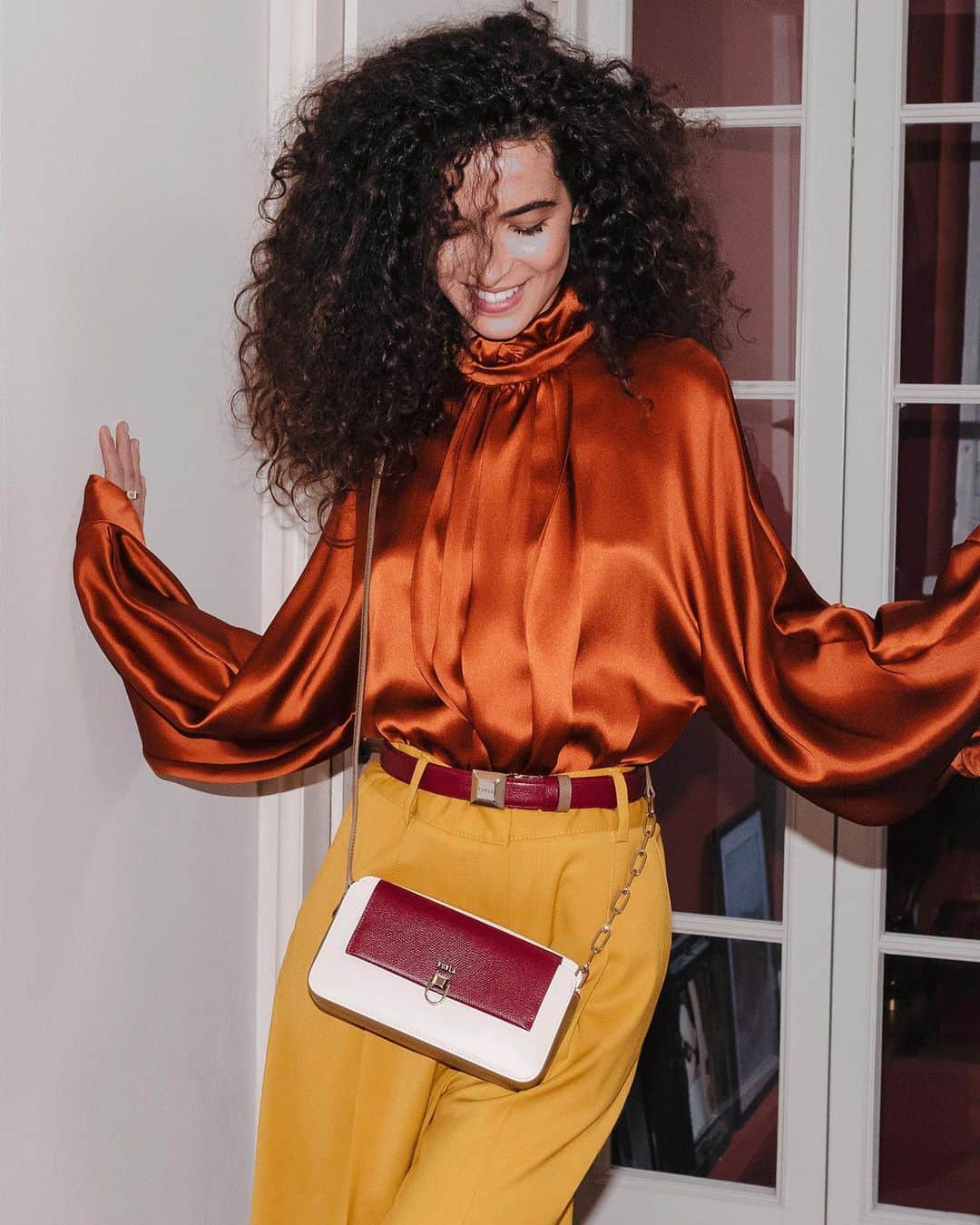 フルラのインスタグラム：「Because your nearest and dearest deserve a stylish gift. @chiarascelsi goes for color block.  #thefurlasociety #furlafeeling #furlagift #newcollection #furla #accessories #fashion」