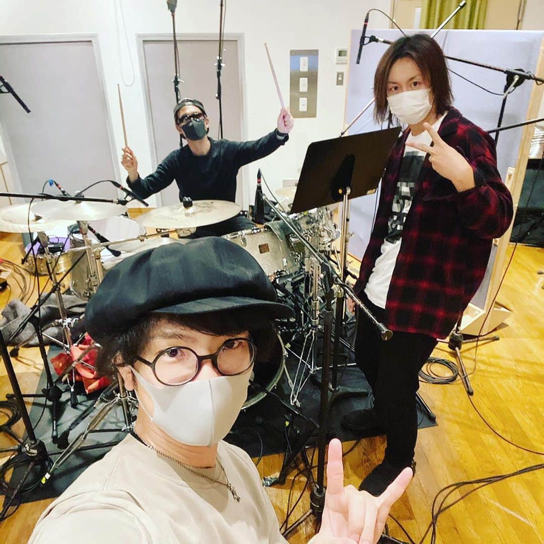 SHINPEIのインスタグラム：「12/12（土）神奈川：新横浜 NEW SIDE BEACH!!にて開催される﻿ 「SHINPEI 2020 X’mas Season Special LIVE」﻿ の会場では、ライブだけでなくMUSCLE ATTACKとM&Mが共作したコラボCD「Very Merry Christmas」の発売も決定しました！！﻿ ﻿ 詞と曲はShunp兄も全面協力﻿ 歌と演奏は全員が参加  皆の協力のもと、最高のクリスマスソングが﻿完成しました。 ﻿ さらにオマケで、出来立てホヤホヤのSHINPEIピックまで付きます！﻿ ﻿ とても素敵なクリスマスプレゼントになるから、是非楽しみにしててね！﻿ ﻿ http://shinpei-muscleattack.net/live/live_043.html#collabo_cd」