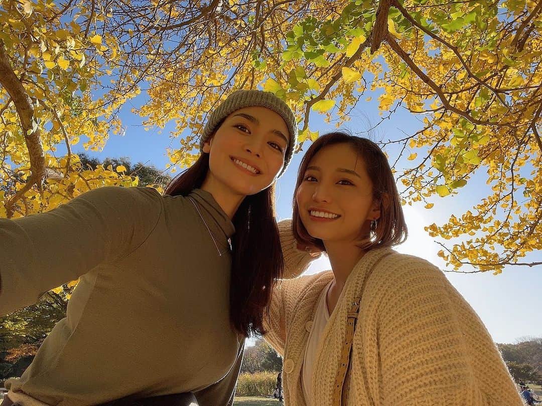 久松かおりのインスタグラム：「. 中学の時からなかよしのまりな😊💓 . 一緒に居て楽しくて自分らしくいれる人っていいよね🎶💭 . . #いちょう並木  #公園 #お散歩 #友達 #秋」