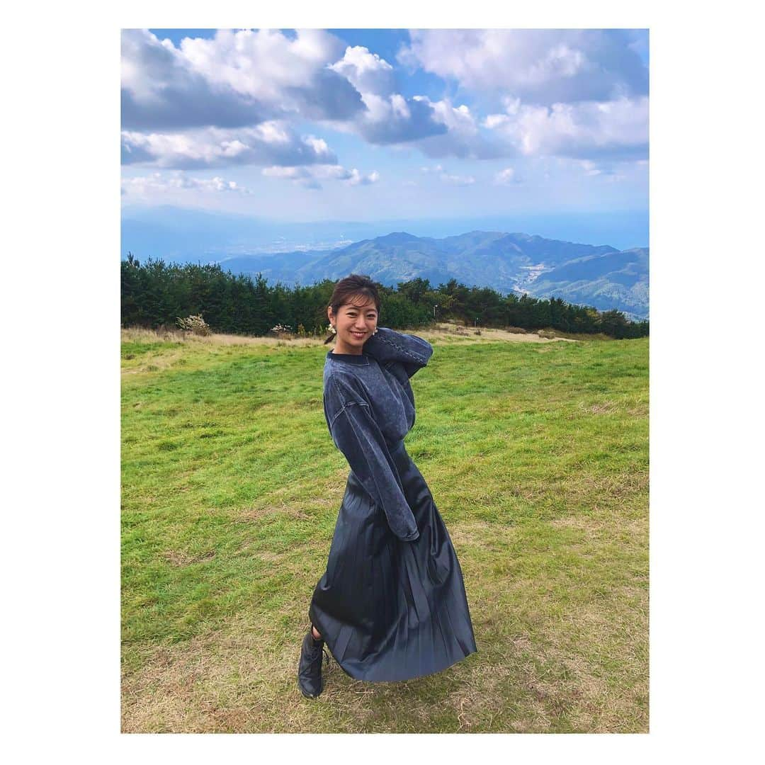 白戸ゆめのさんのインスタグラム写真 - (白戸ゆめのInstagram)「🙆‍♀️ . 発表が遅くなってしまいました、、、！ 正解の方がわりかし多かったので 出し惜しみしてしまいました🙈笑 . 私が訪れたのは 雲辺寺でした〜⛩☁️ . 紅葉を見に行ったのですが、 今年整備されたフォトスポットに 大はしゃぎしてしまいました😂 . もともと観音寺・三豊エリアが好きなので その街並みを上から眺められて とっても気持ちよかったです✨ . この日は山頂なんと5度！ でも寒さが気にならないくらいの絶景でした☺️💗 . 紅葉の写真はまたあす載せますね🍁 . #雲辺寺 #天空のブランコ #天空のフォトフレーム #天空シリーズ #制覇したいな #雲辺寺山頂公園  #アルプスの少女ハイジ  #フォトスポット #四国 #絶景」11月29日 20時21分 - yumeno.s_