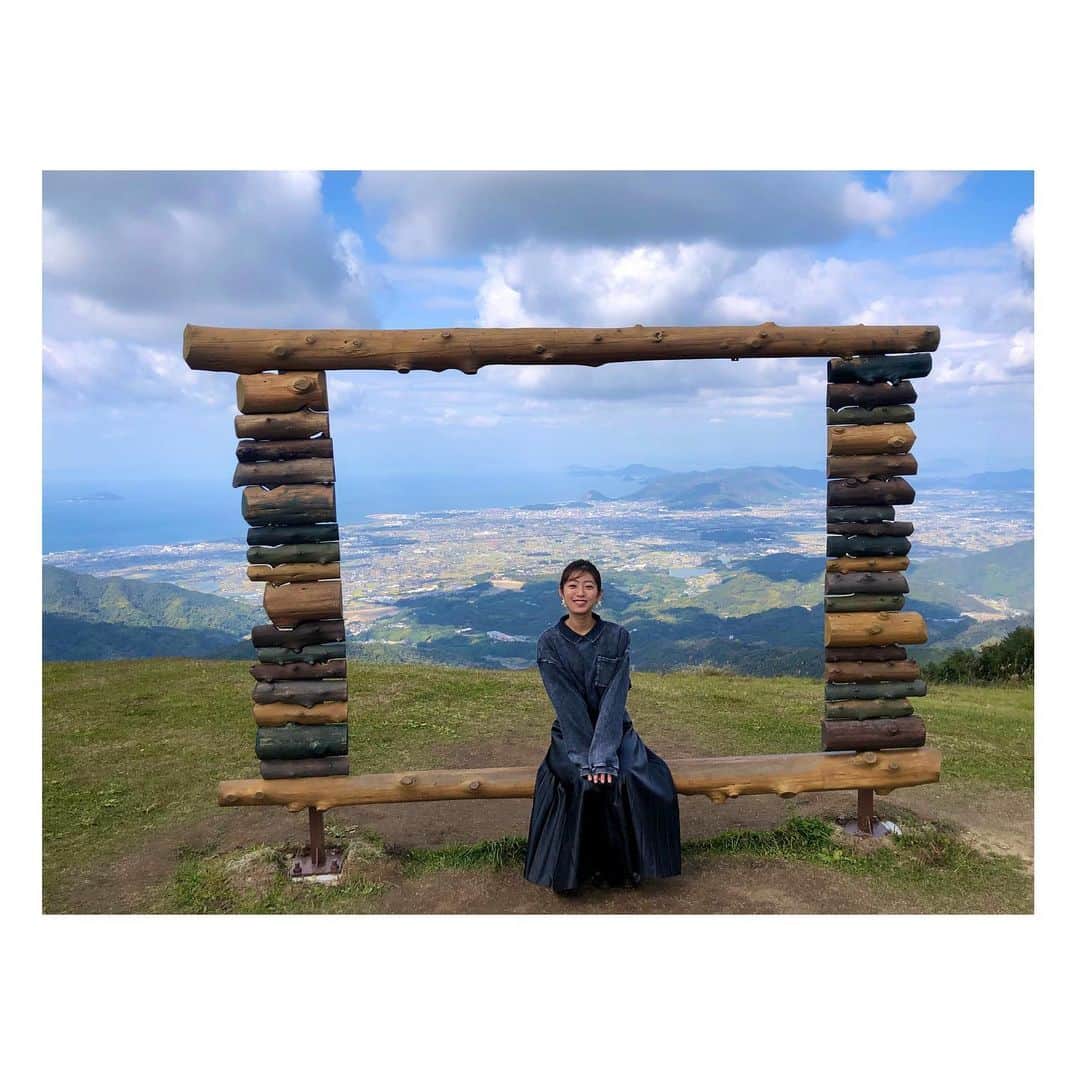のインスタグラム：「🙆‍♀️ . 発表が遅くなってしまいました、、、！ 正解の方がわりかし多かったので 出し惜しみしてしまいました🙈笑 . 私が訪れたのは 雲辺寺でした〜⛩☁️ . 紅葉を見に行ったのですが、 今年整備されたフォトスポットに 大はしゃぎしてしまいました😂 . もともと観音寺・三豊エリアが好きなので その街並みを上から眺められて とっても気持ちよかったです✨ . この日は山頂なんと5度！ でも寒さが気にならないくらいの絶景でした☺️💗 . 紅葉の写真はまたあす載せますね🍁 . #雲辺寺 #天空のブランコ #天空のフォトフレーム #天空シリーズ #制覇したいな #雲辺寺山頂公園  #アルプスの少女ハイジ  #フォトスポット #四国 #絶景」